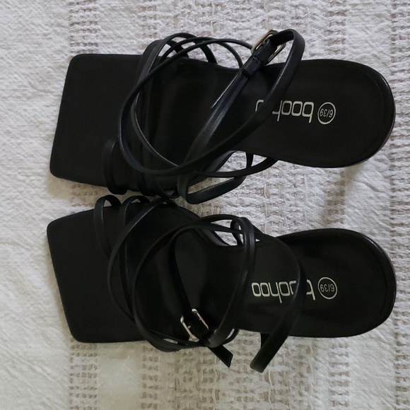 Boohoo black strappy stiletto heels, toe loop, sexy heels, date night. - Picture 5 of 8